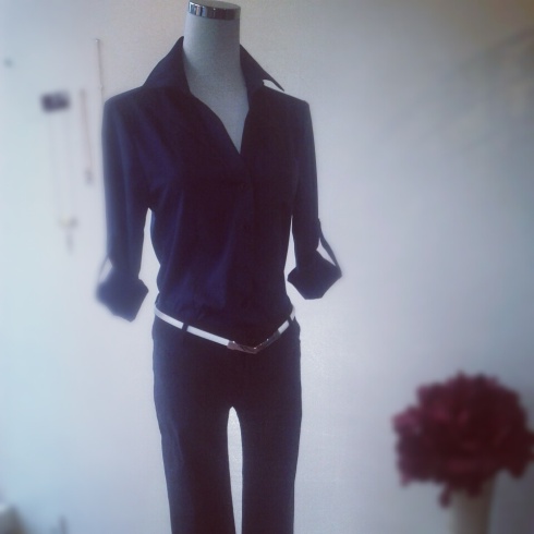 Navy linen collared blouse with navy cigarette pant and white adjustable belt